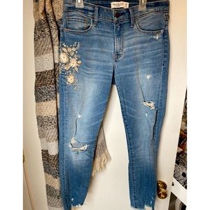 A&F embroidered jeans 🪡🌼✨